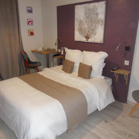 Logis Hotel Restaurant Les Aubuns Caissargues Buitenkant foto