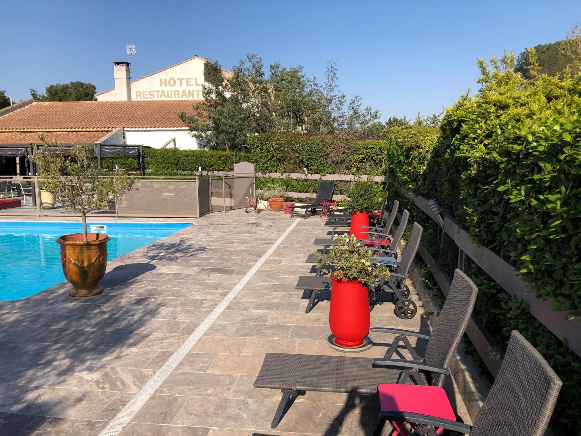 Logis Hotel Restaurant Les Aubuns Caissargues Buitenkant foto