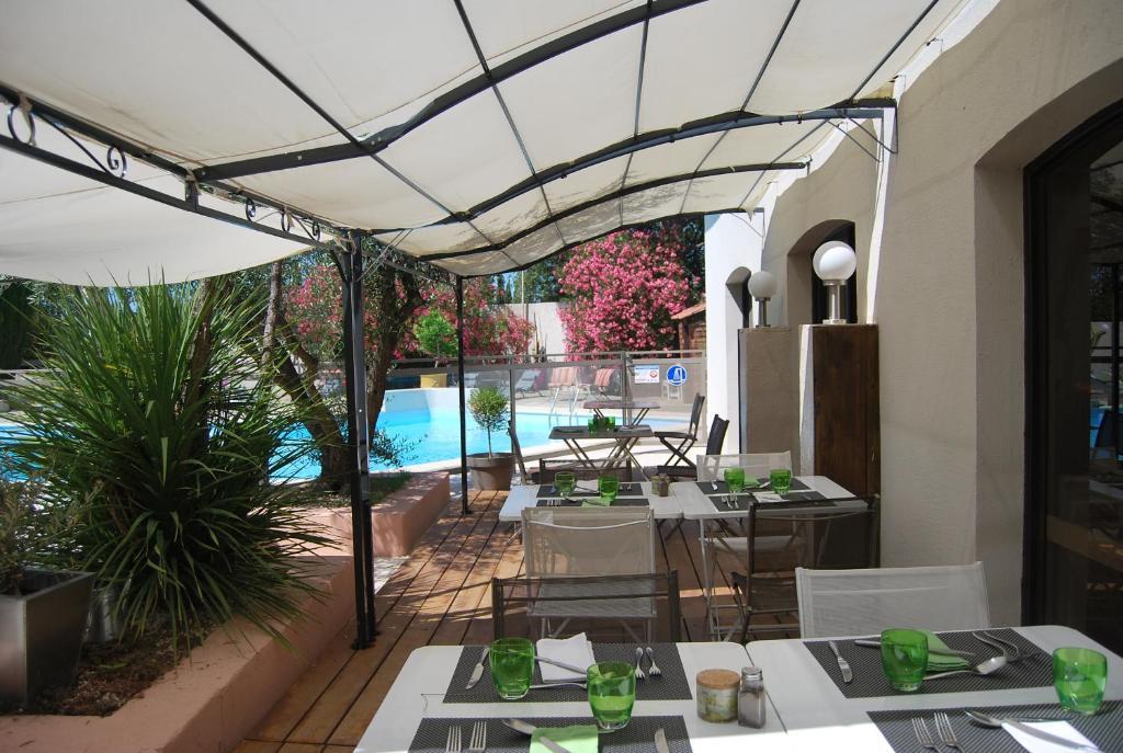 Logis Hotel Restaurant Les Aubuns Caissargues Buitenkant foto
