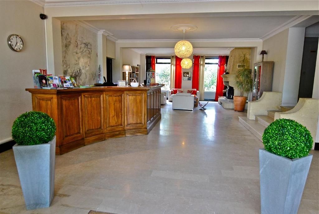 Logis Hotel Restaurant Les Aubuns Caissargues Buitenkant foto