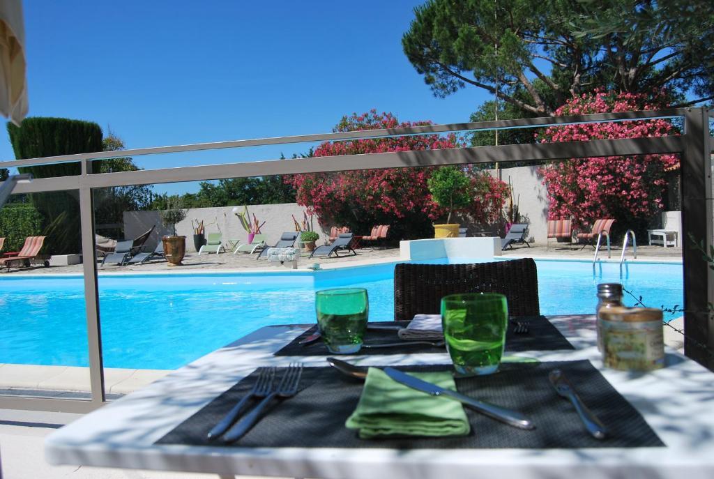 Logis Hotel Restaurant Les Aubuns Caissargues Buitenkant foto