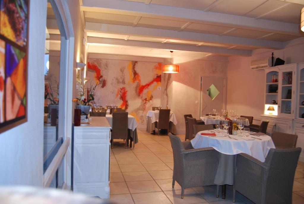 Logis Hotel Restaurant Les Aubuns Caissargues Buitenkant foto