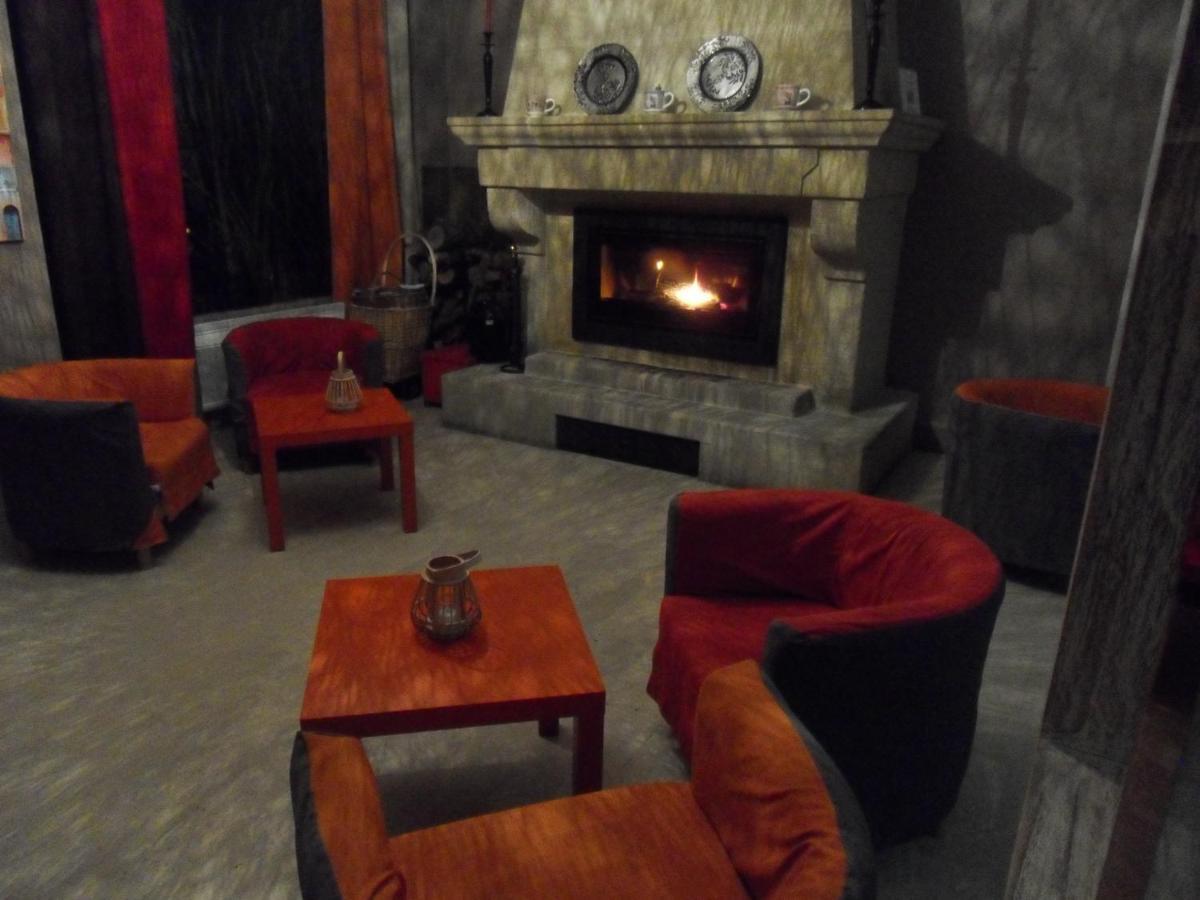 Logis Hotel Restaurant Les Aubuns Caissargues Buitenkant foto